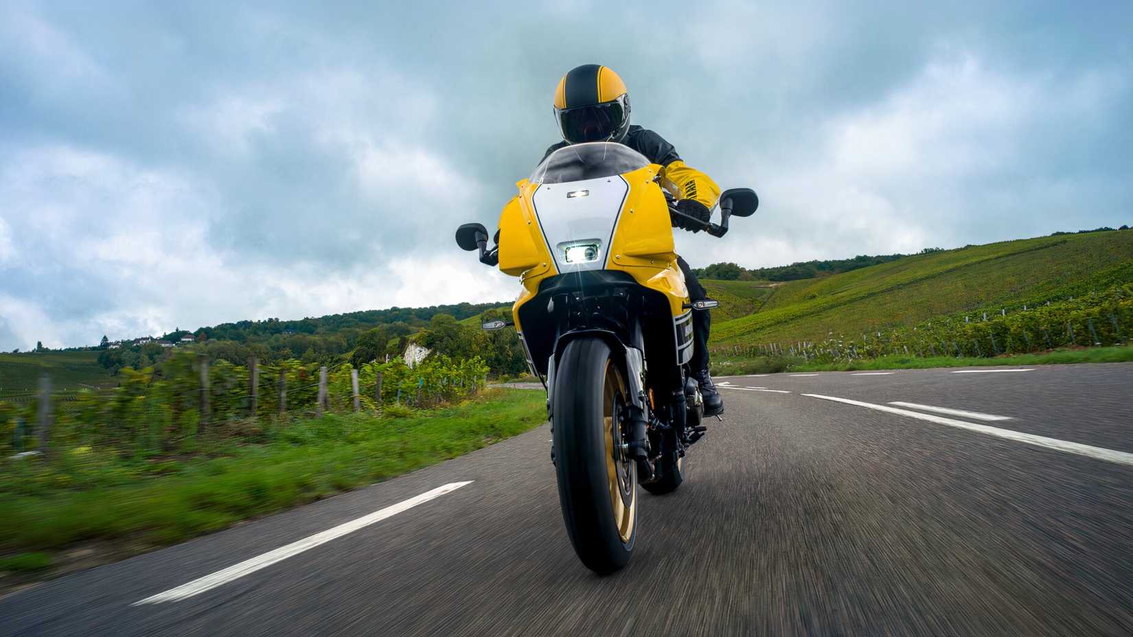 Yamaha XSR900 GP - Front Dynamic Action Shot