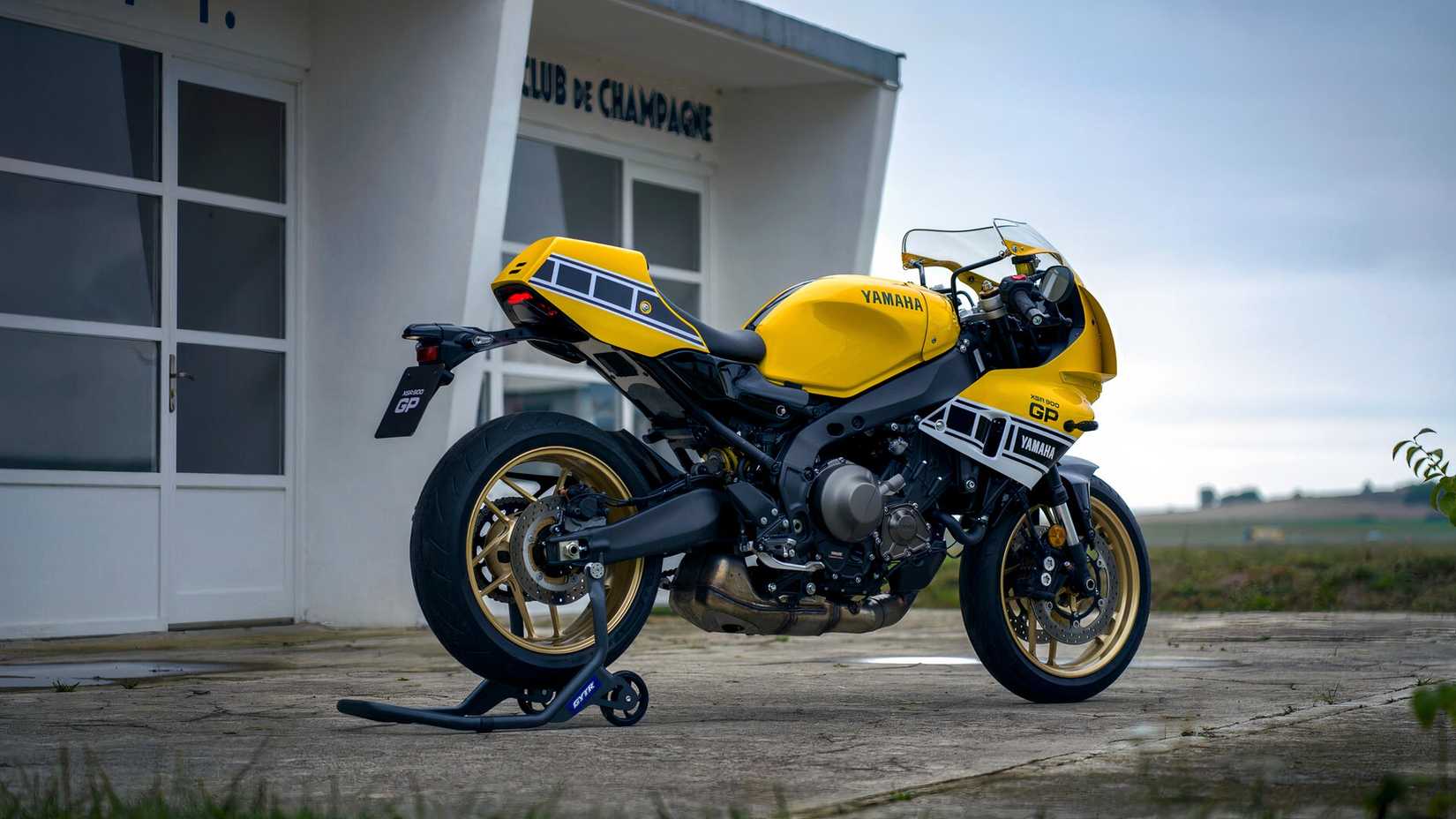 Yamaha XSR900 GP - estacionada em um suporte de paddock
