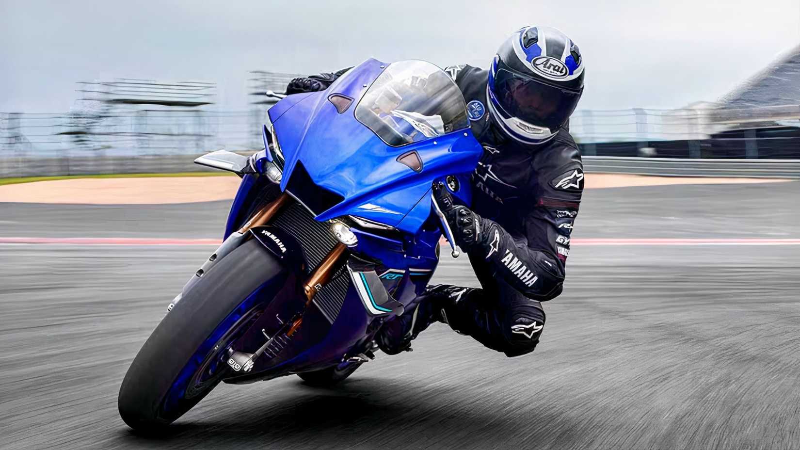 Yamaha YZF-R1 andando na pista