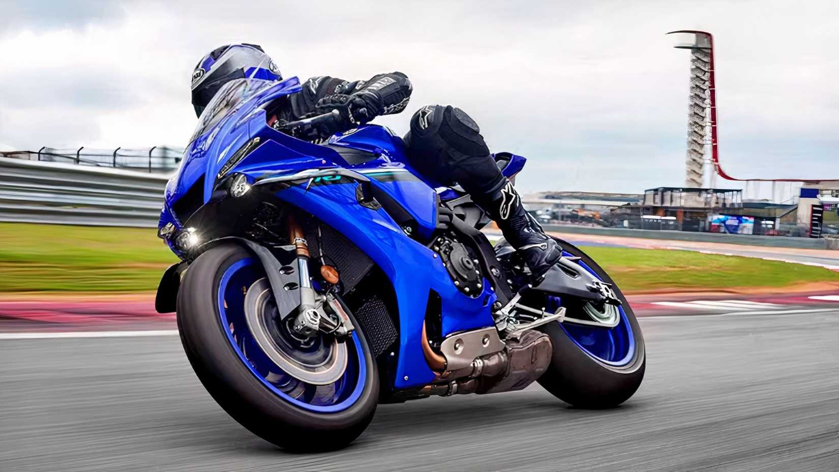 Yamaha YZF-R1 fazendo uma curva na pista