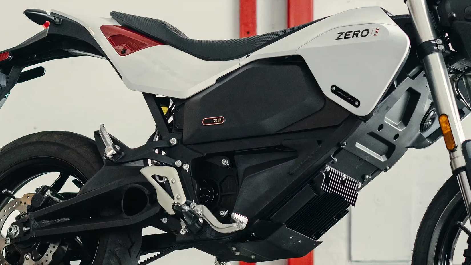 Foto detalhada do motor Zero FXE e da bateria