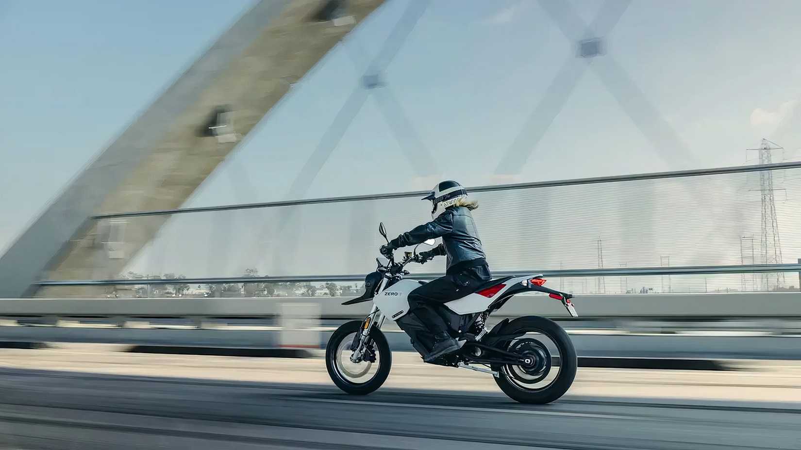Foto de ação Zero FXE do piloto em uma ponte