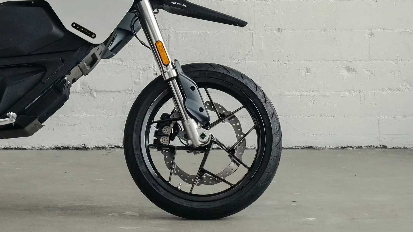 Foto detalhada do pneu dianteiro e freio Zero FXE