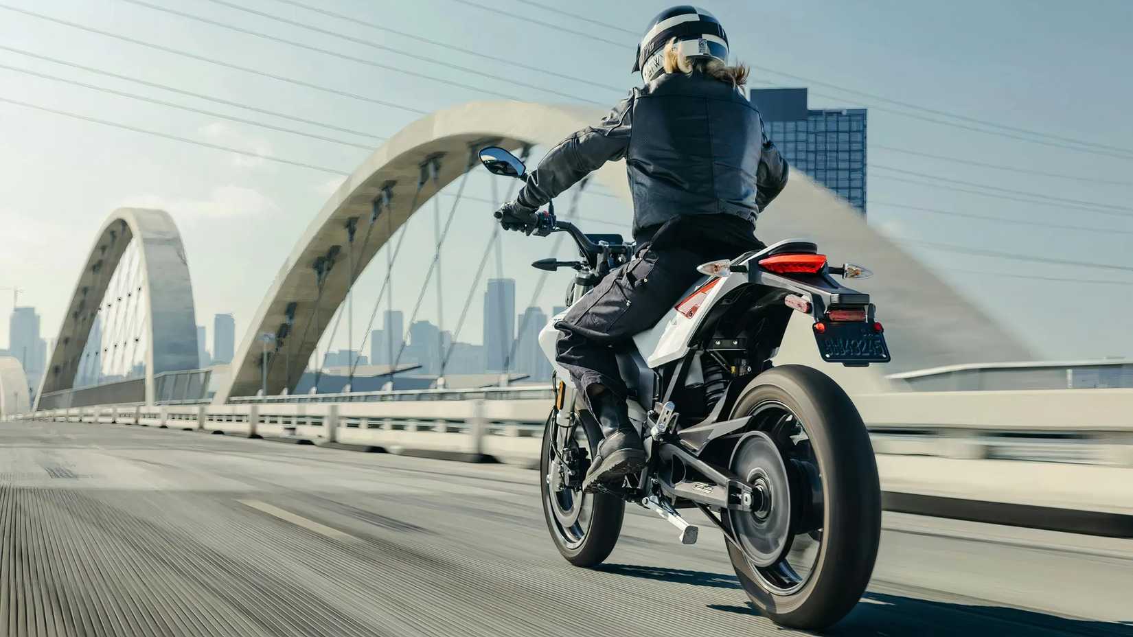 Foto de rastreamento Zero FXE de um piloto em uma ponte em direção a uma cidade