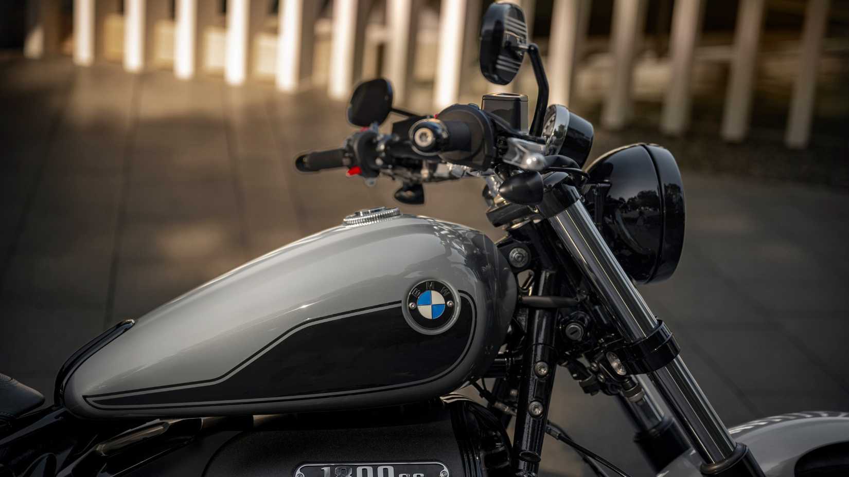 2025 BMW R 18 Fuel Tank Close Up Shot-1