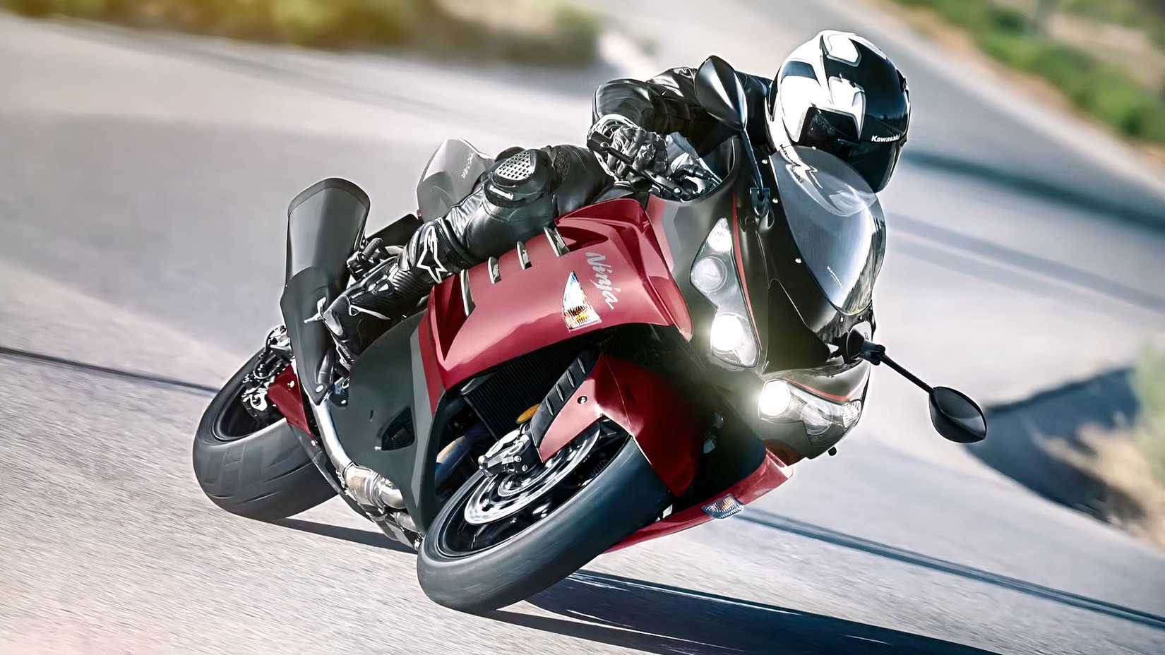 2025 Kawasaki Ninja ZX-14R cornering action shot
