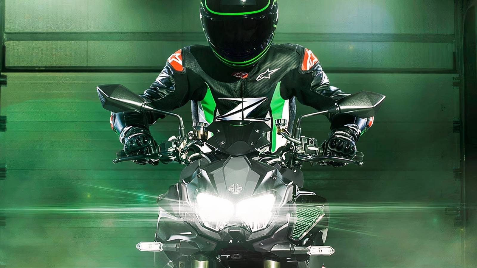 Motocicletta Kawasaki Z H2 SE con motore supercar e tecnologia avanzata, in posizione di guida