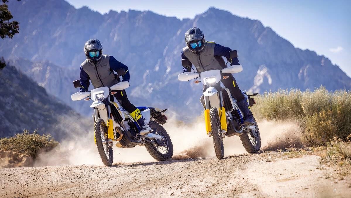 Due nuove motociclette dual-sport Husqvarna con design moderno e componenti premium, pronte per l'avventura