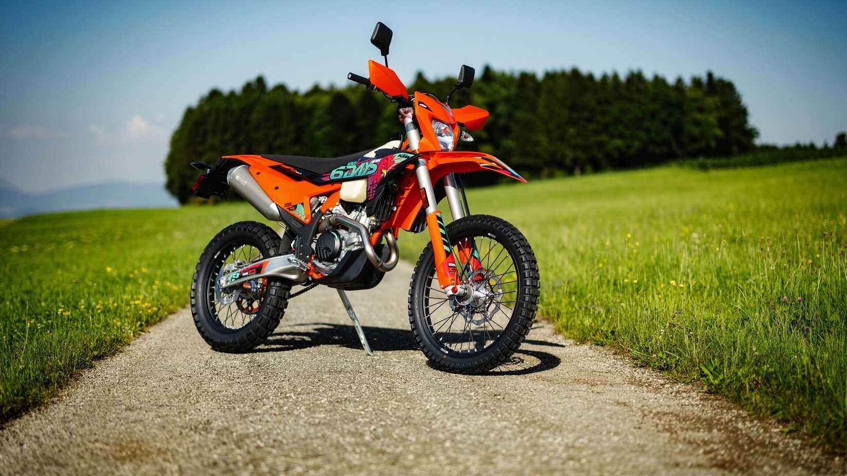 KTM 500 EXC-F 6Days garée sur une piste