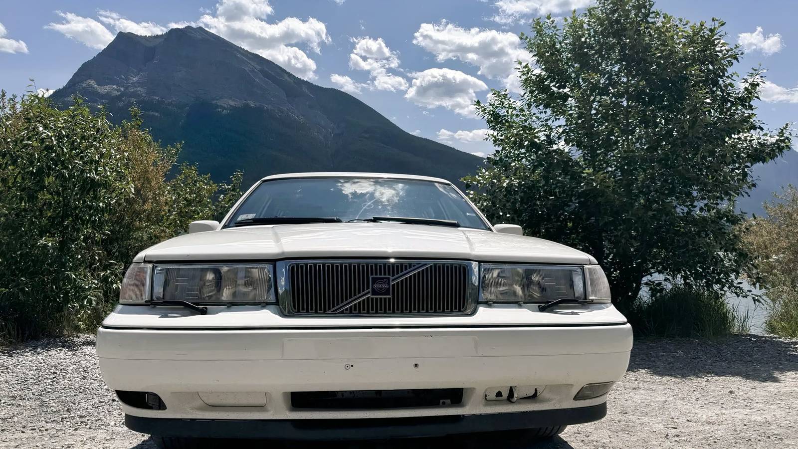 Una Volvo 960 Wagon con un motore V8 Ford, un'auto modifica da Paul Newman, parcheggiata in un garage