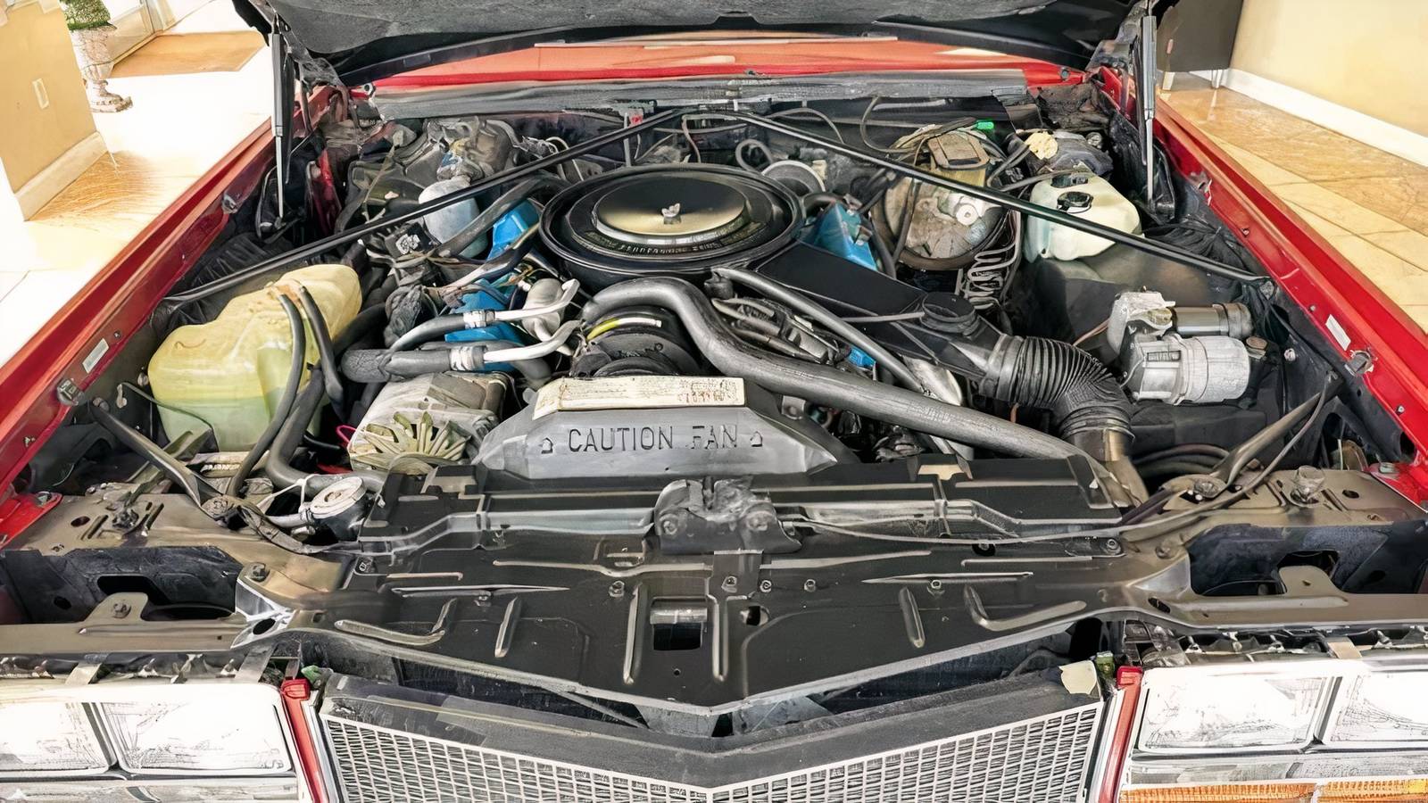 1981 Cadillac V8-6-4 con sistema di disattivazione cilindri, motore con tecnologia avanzata ma problematica