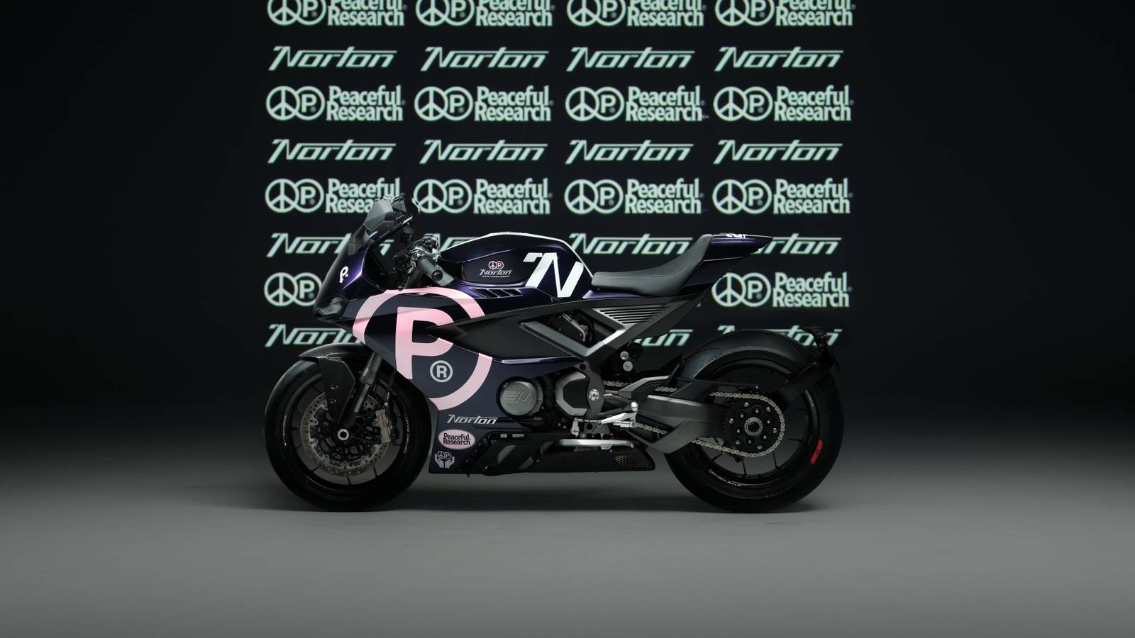 Un motociclo unico con colori insoliti esposto in mostra, senza intenzione di vendita