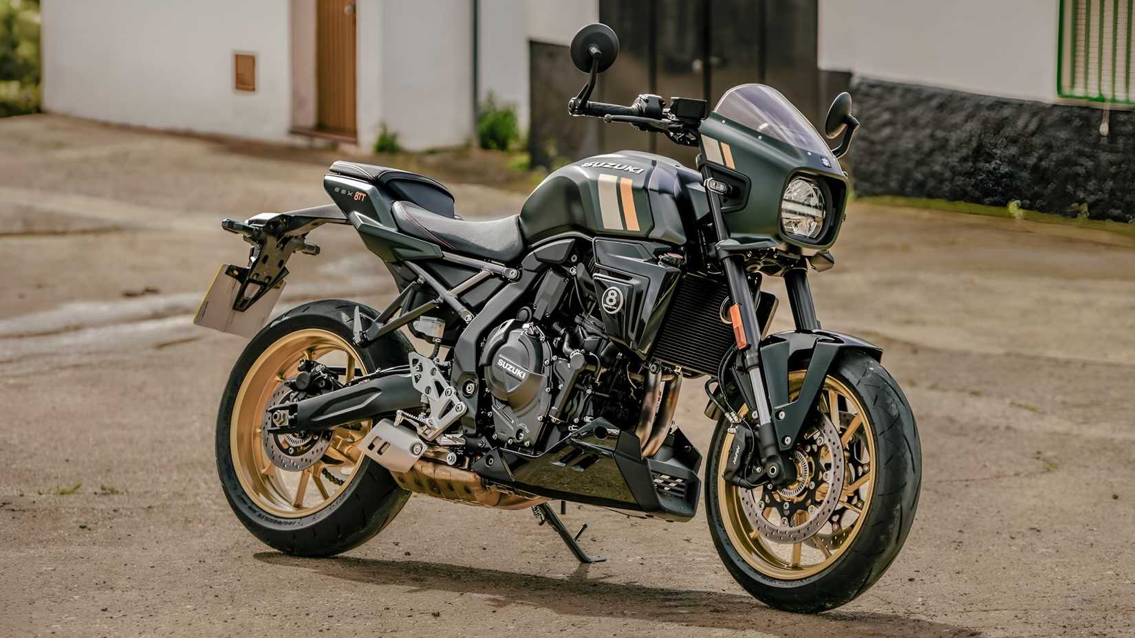 Vue de trois quarts avant avant d'une Suzuki GSX-8TT 2026 noire, stationnée