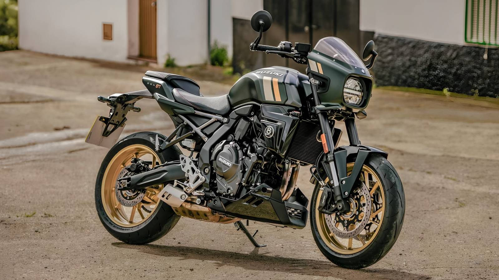 Un roadster Suzuki GSX-8TT in posizione di parcheggio, con design retrò e tecnologia moderna