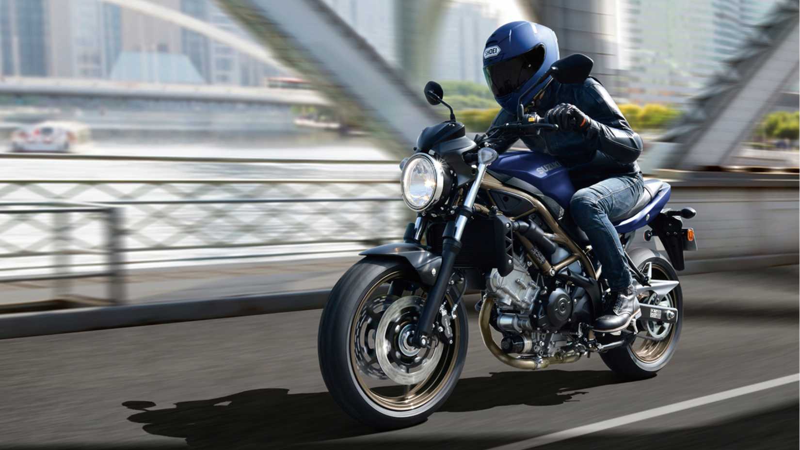 Suzuki SV650 ABS sur un pont