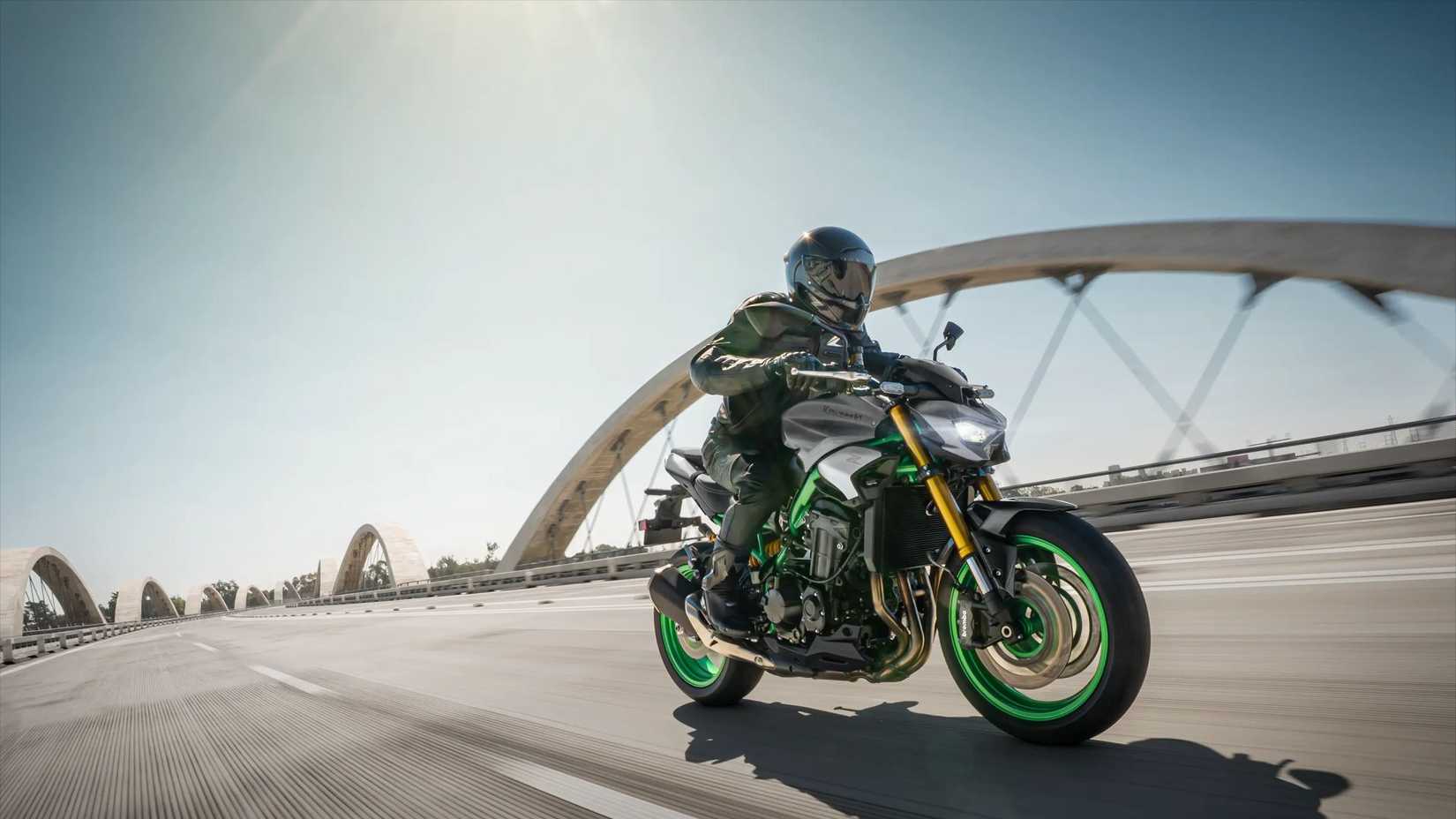 Action shot of a 2026 Kawasaki Z900 SE on a bridge
