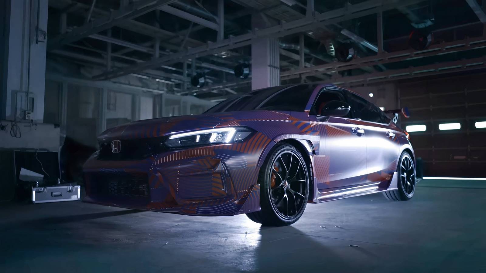 Un'auto sportiva con modifiche aerodinamiche e componenti di motorsport, in attesa di rilascio