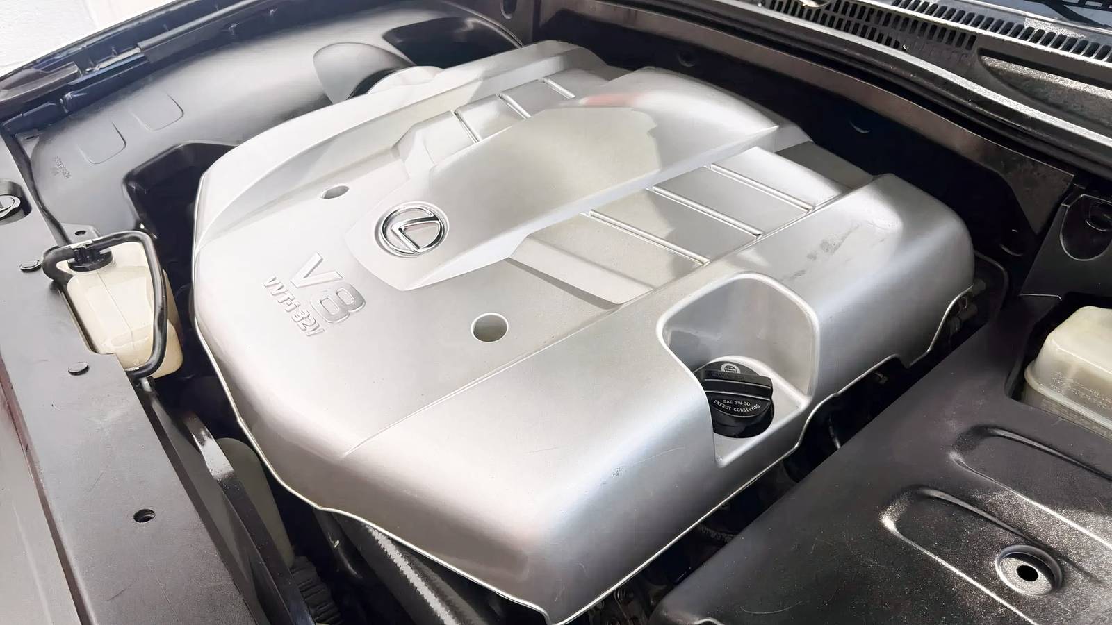 Un motore V8 della Lexus SUV in azione, con un'ampia gamma di potenza e una costruzione robusta