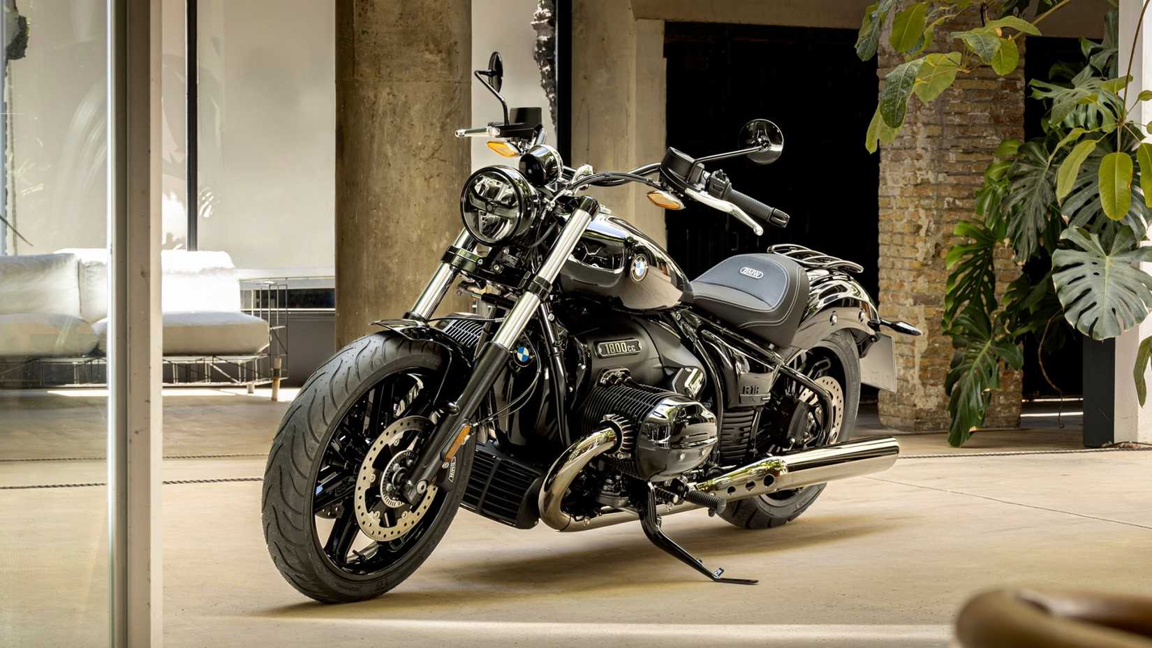 BMW R 18 front third quarter parked view