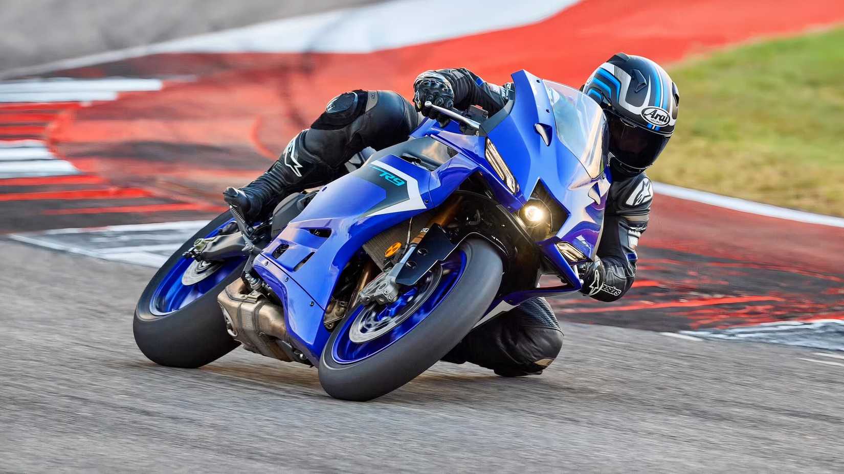 Yamaha YZF-R9 cornering action shot