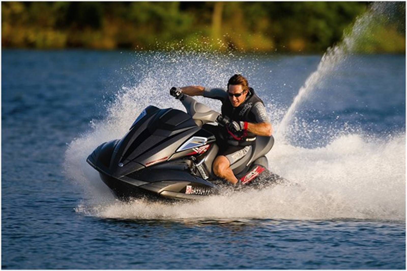 Гидроцикл развлечение. Водный скутер Ямаха. Водный скутер Yamaha VX. Мотоцикл на воде. Катание на водном мотоцикле.
