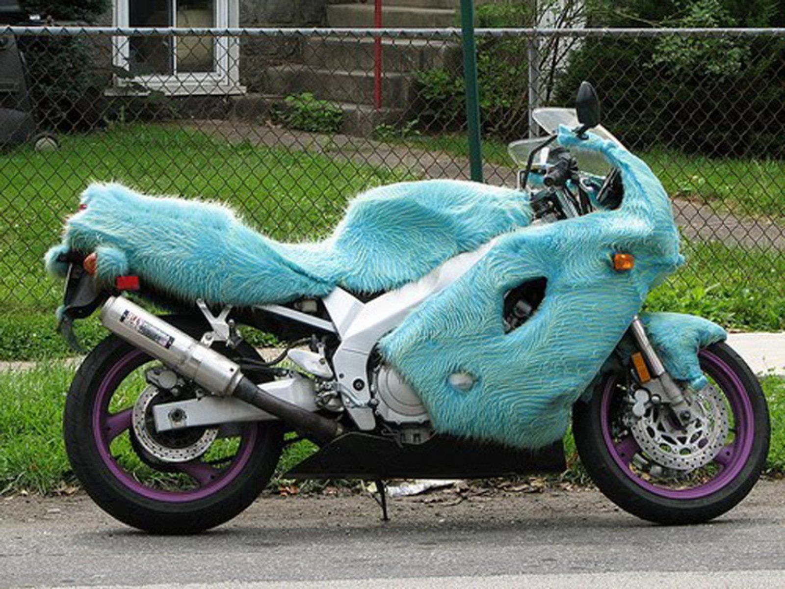 Мотоцикл голубого цвета