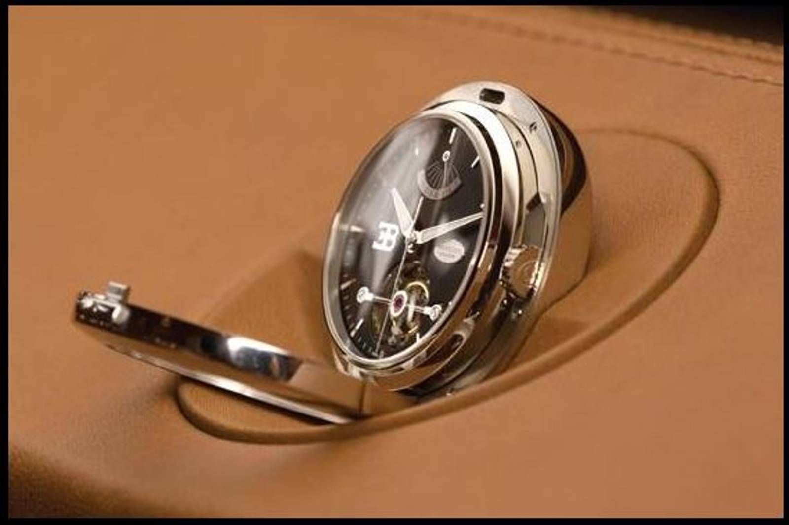 Бугатти турбийон фото. Пармиджиани турбийон. Bugatti Galibier 16c watch. Часы Бугатти Шерон. Часы Бугатти с двигателем.