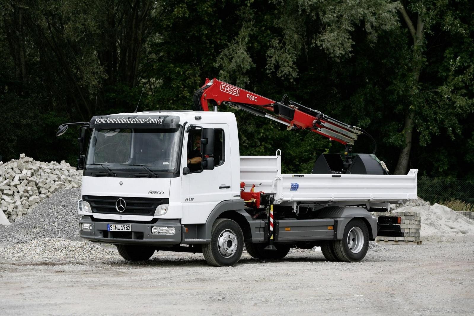 Водитель автомобиля с кму. Mercedes-Benz Atego 818 2005. Мерседес Атего манипулятор. Mercedes Atego с манипулятором. Манипулятор Мерседес 457218ax.