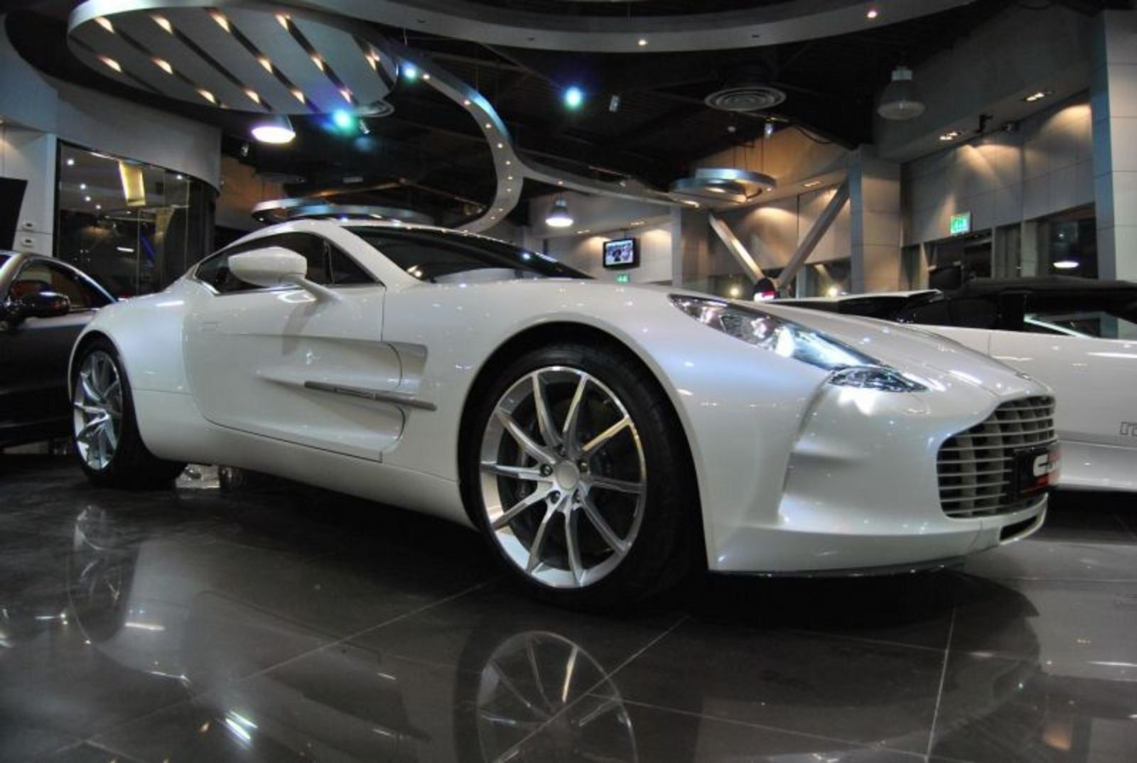 Aston Martin one 77 синий