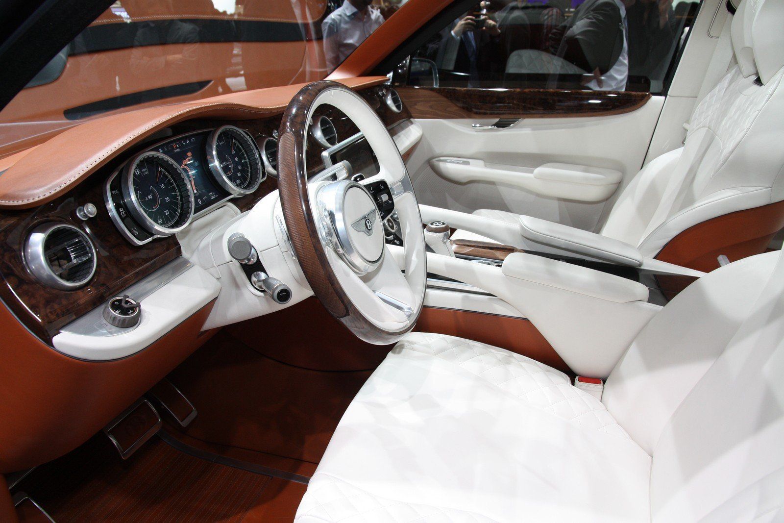 Новый внедорожник Bentley Exp 9f