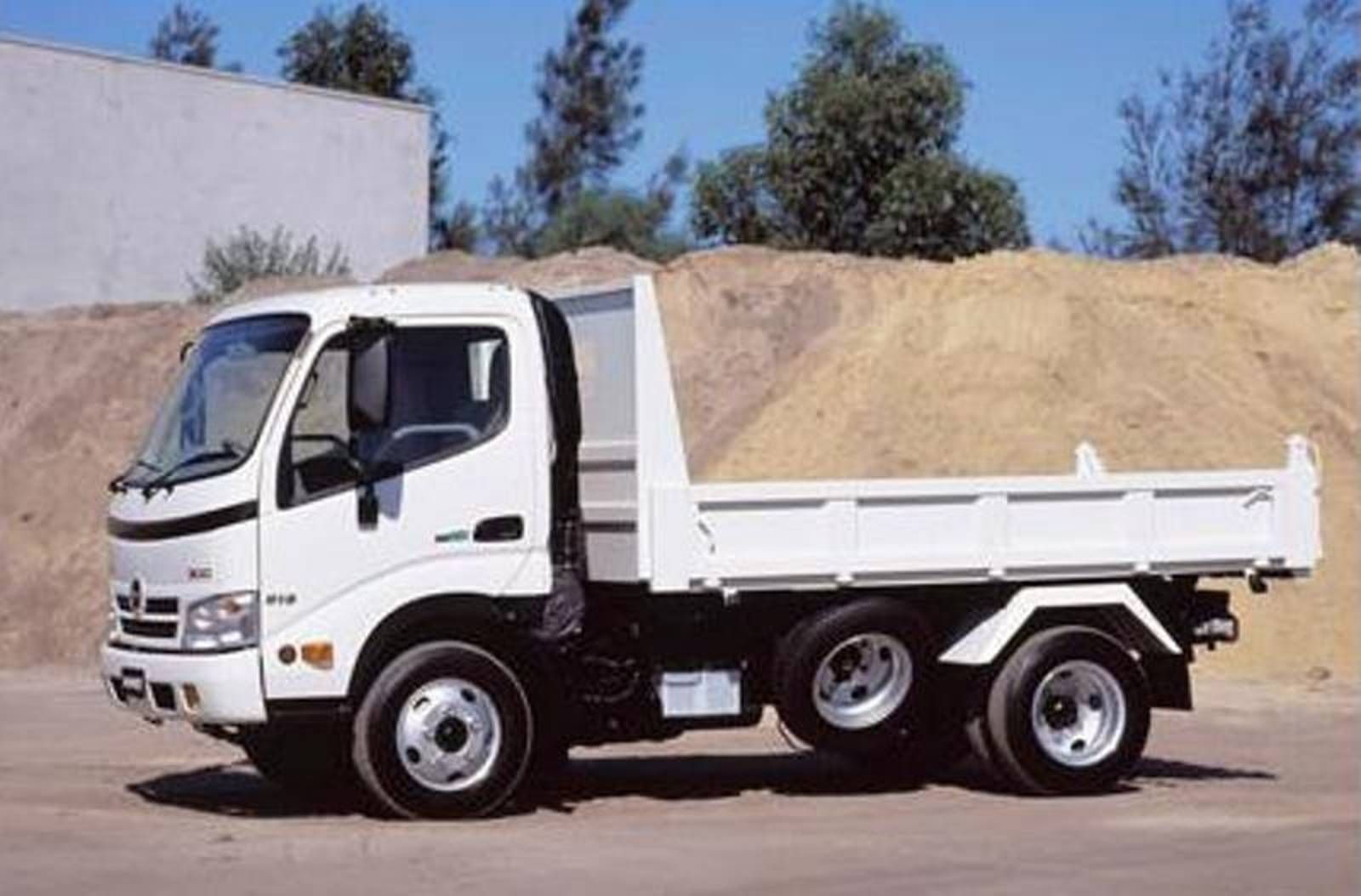 Самосвал hino. Hino 300 самосвал. Hino 300 4x4 самосвал. Hino 300 4x4 самосвал 3 тонны. Хино 300 салон.