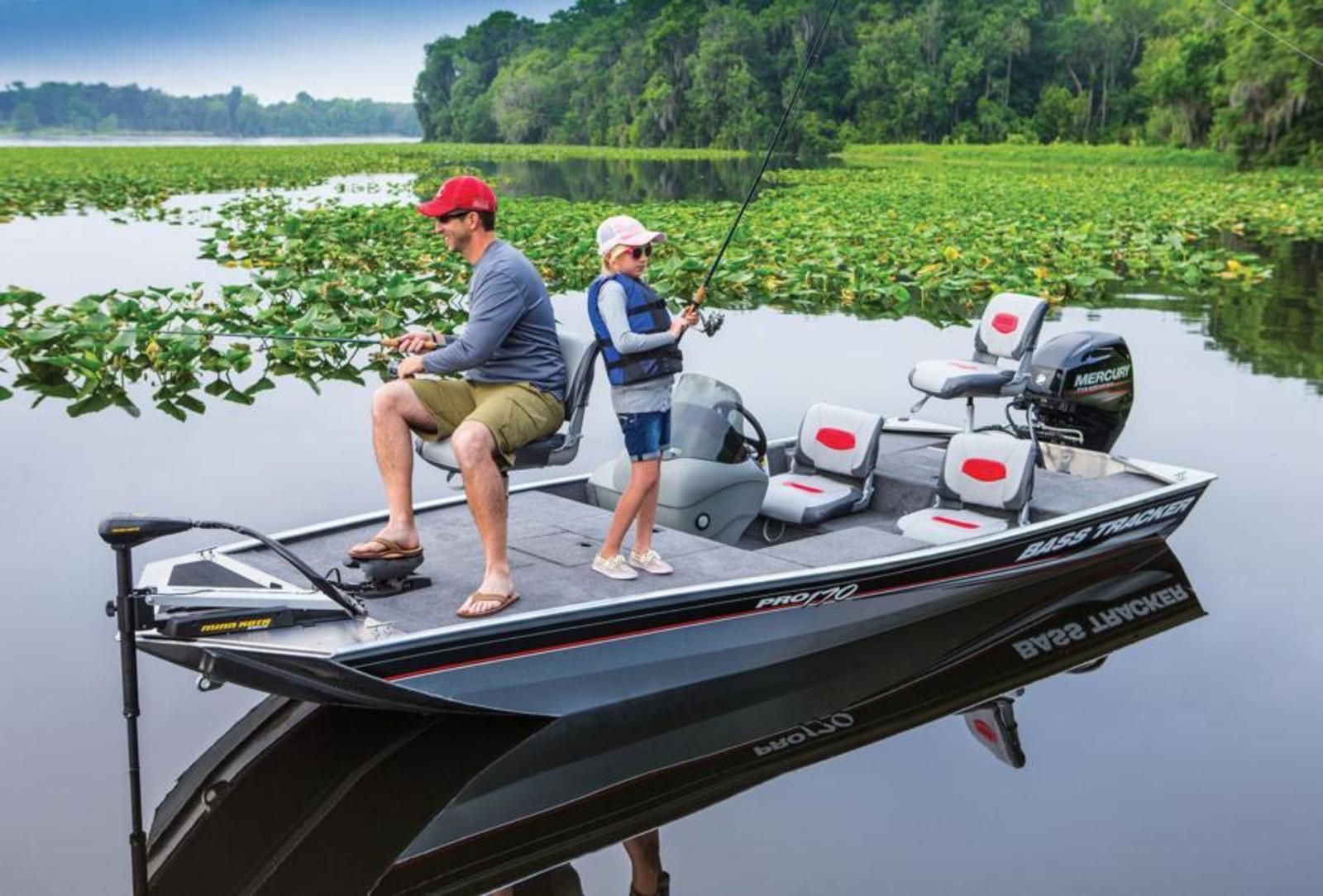 Tracker pro. Bass Boat 170pro. Bass лодки Tracker. Басс трекер 170 ТХ. Ходовые качества лодки басс тракер.