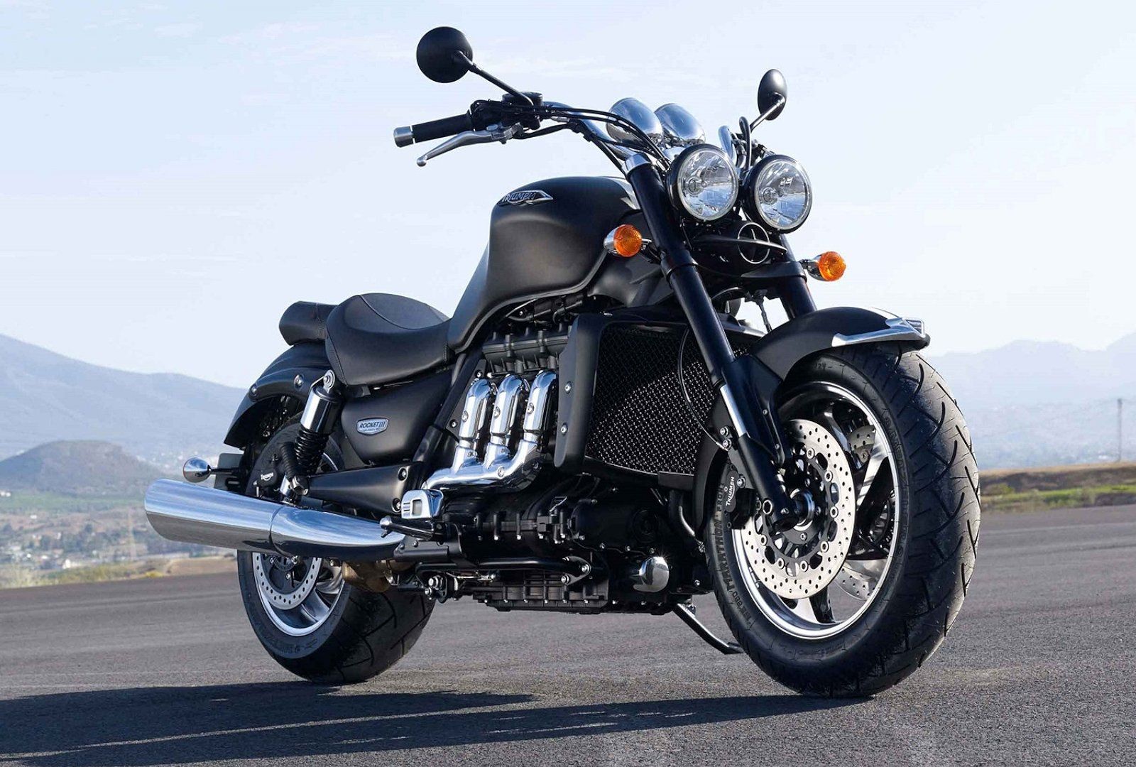 Сайт триумф. Triumph Rocket 3 2015. Мотоцикл Триумф 2.3 литра. Триумф рокет Корбин. Мотоцикл Триумф рокет.