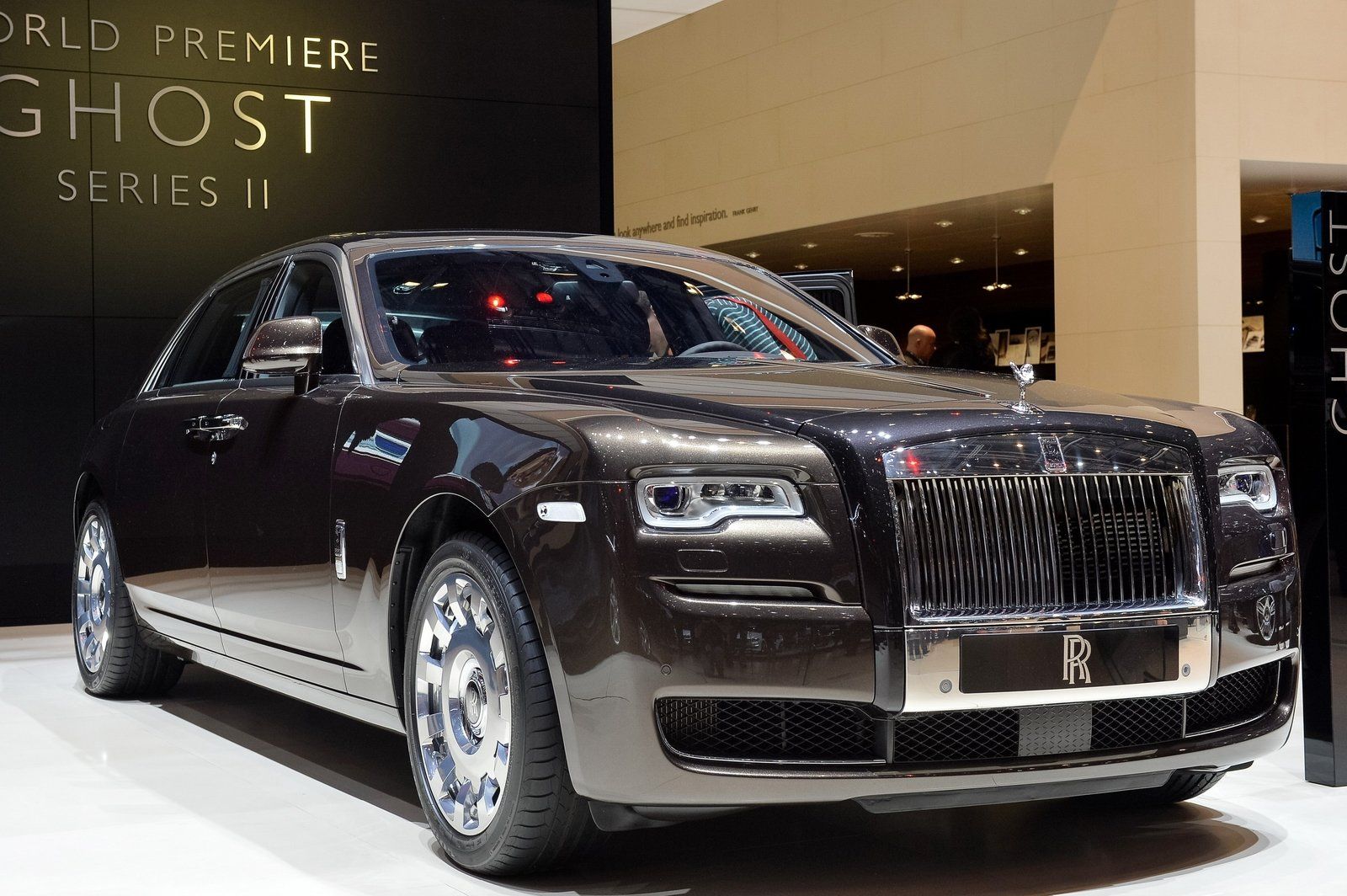 Rolls Royce и Аурус. Роллс Ройс представительского класса. Rolls Royce Wraith and Aurus. Арус Сенат от машины.