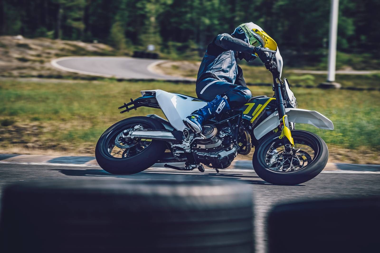 Хускварна 701 супермото. Husqvarna 701 Supermoto. Husqvarna 701 Supermoto 2021. Husqvarna 701 Supermoto 2020. Husqvarna 701 2021.