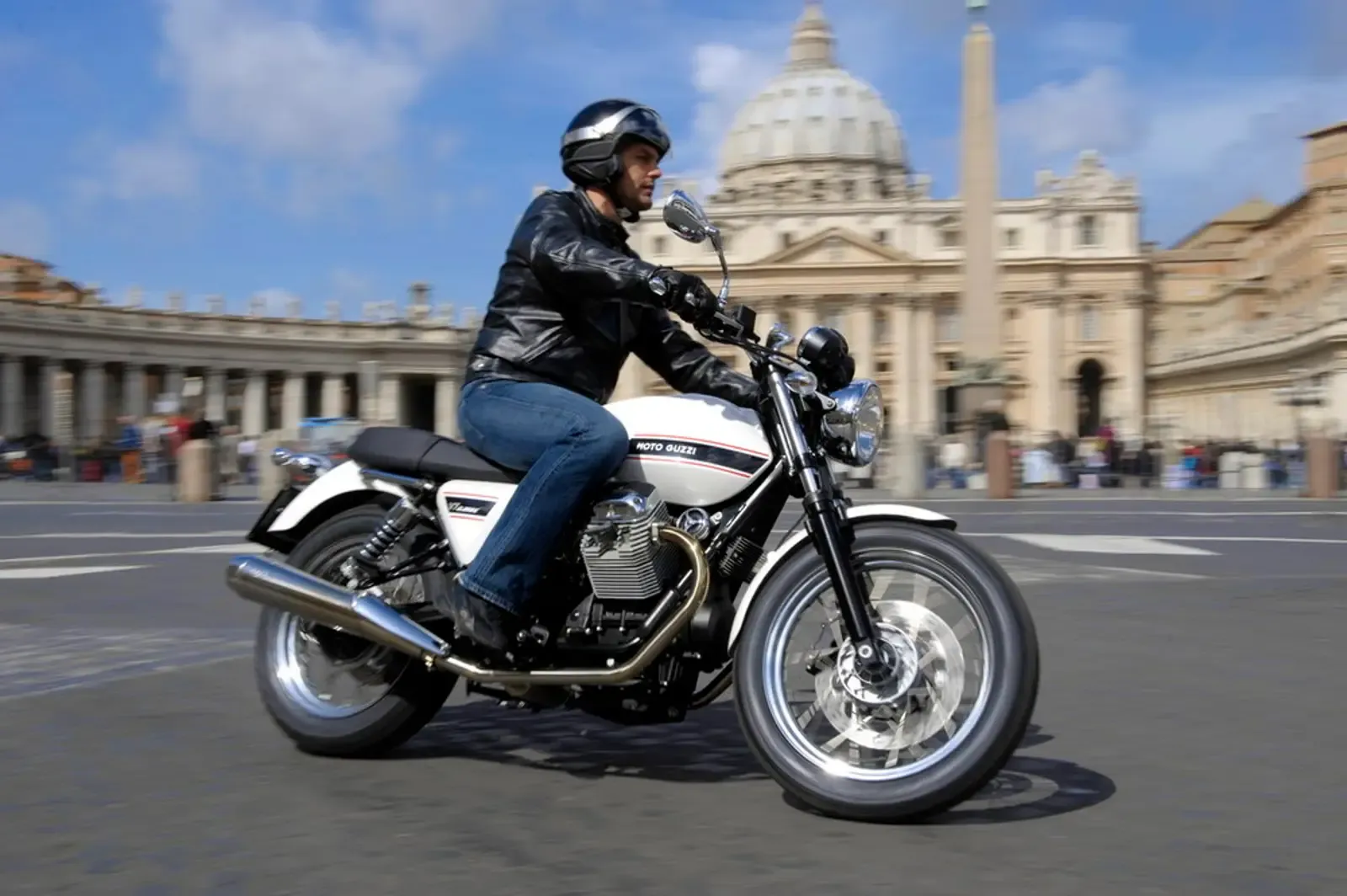 Какой мотоцикл купить новичку. Мотоцикл классика. Городской мотоцикл. Мотоцикл дорожный классический. Итальянские классические мотоциклы.