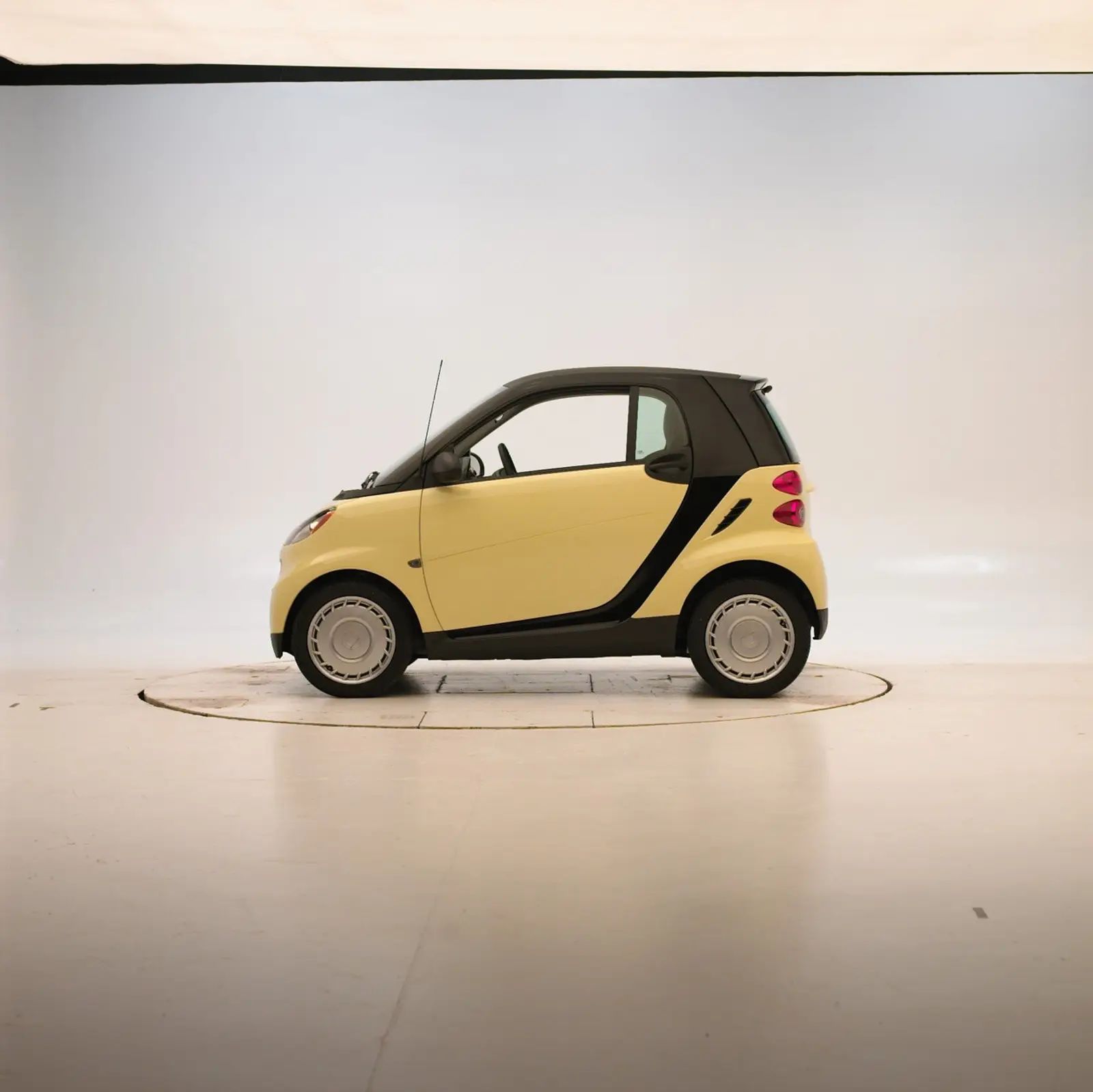 Micro smart. Smart Fortwo краш тест. Смарт 42 машина. Краш тест Smart Fortwo 2007. Новый Smart Fortwo 2023 года краш тест