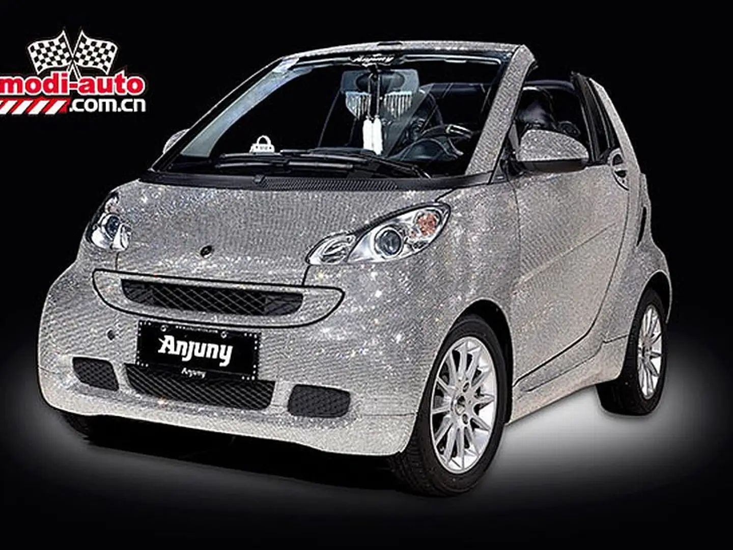 Spark smart. Маленькая машина в стразах. Машина в стразах Сваровски. Смарт кавер в авто.