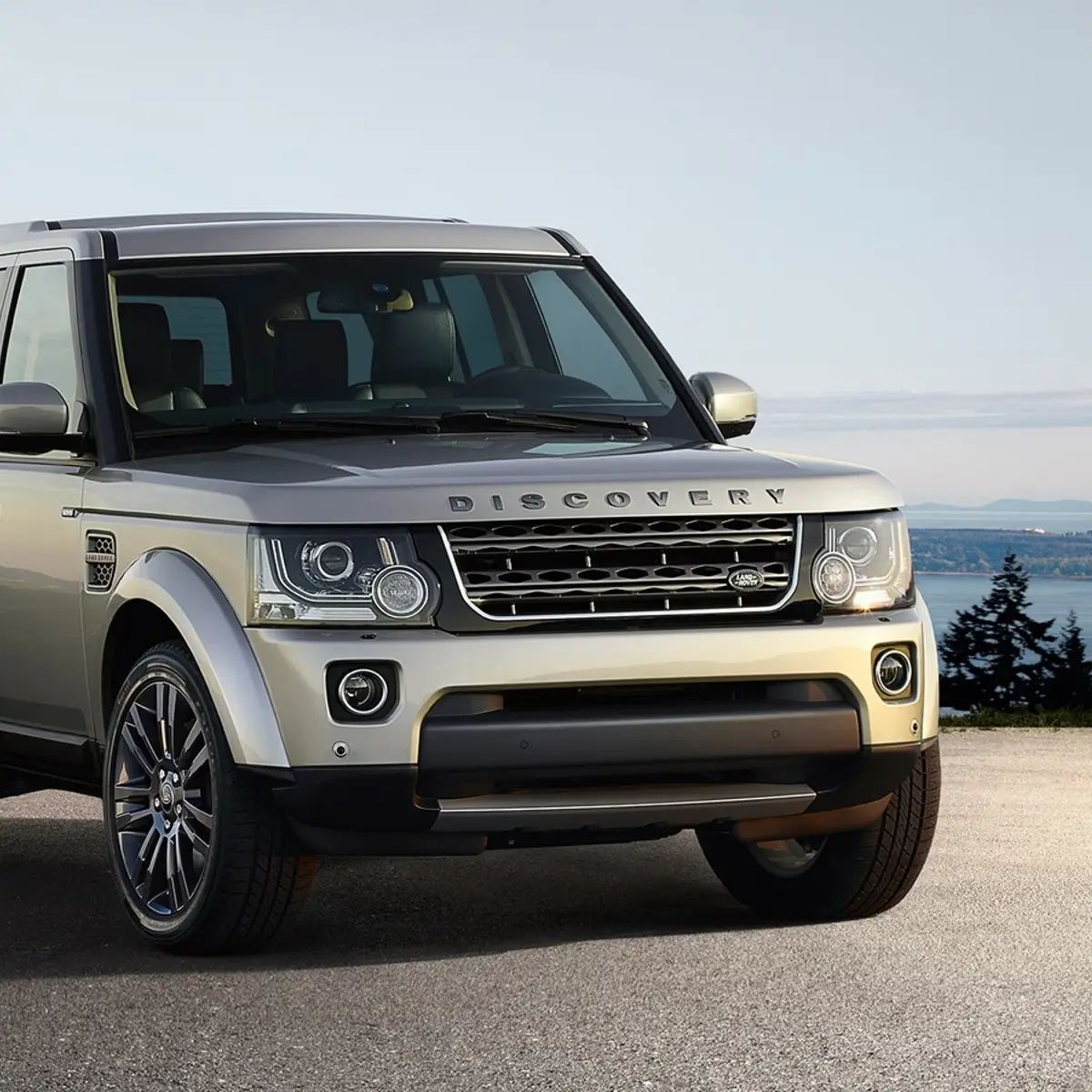 Land Rover Discovery 4 2016. Land Rover Discovery 4 landmark. Land Rover jpeg.