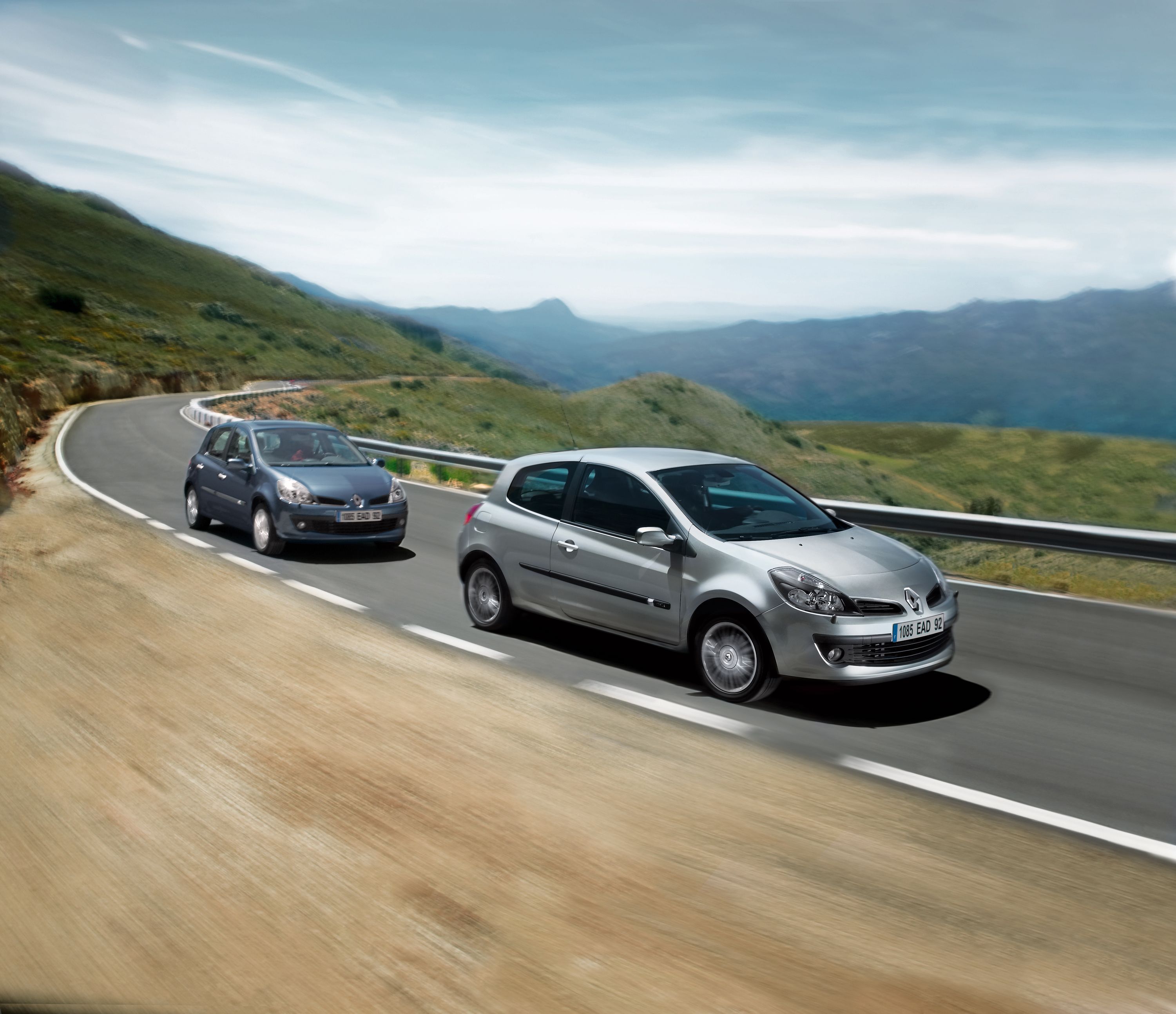 Available in three- and five-door format, Clio III appeals through its flowing, sensual lines.