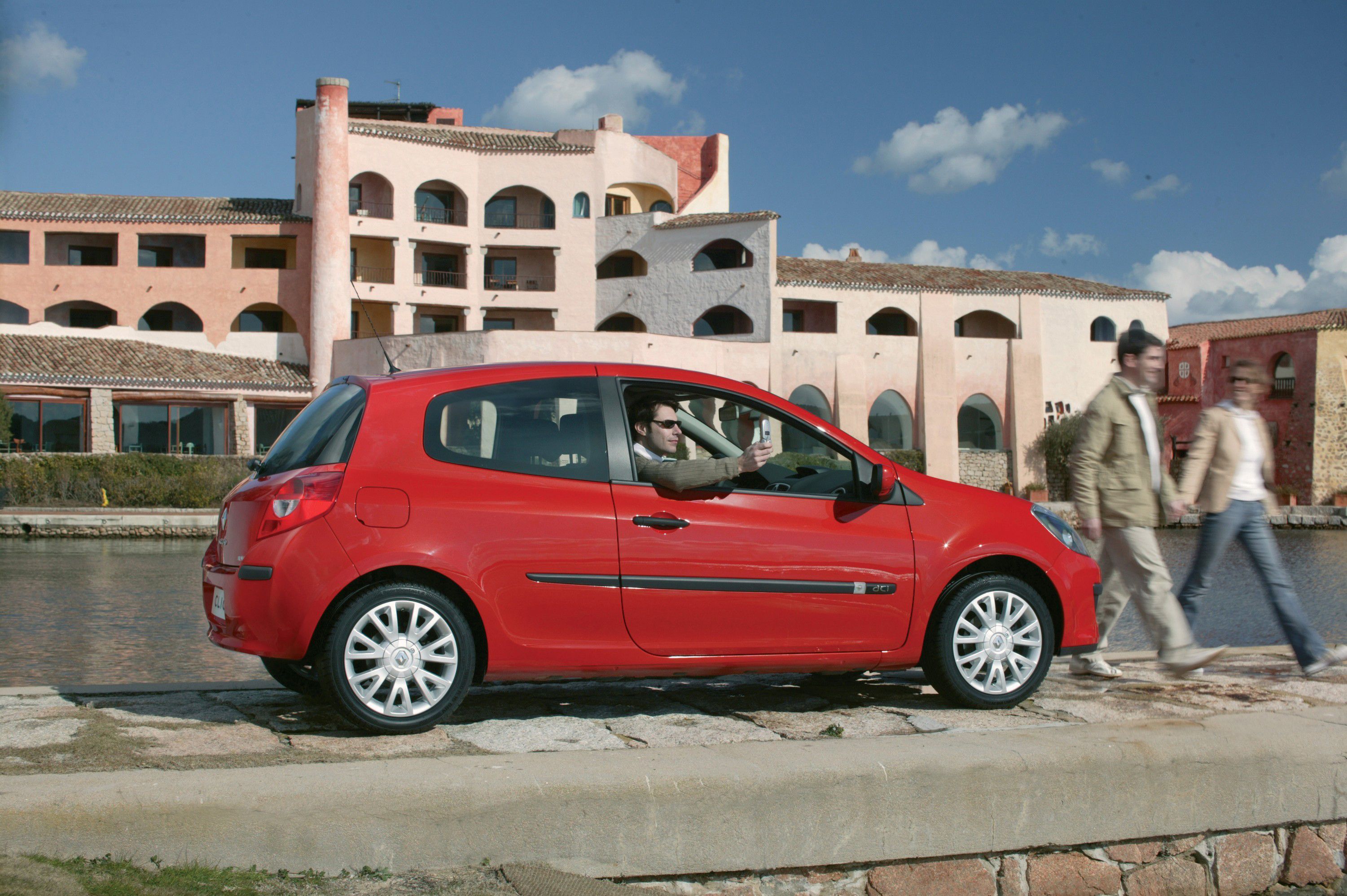 Clio III is out to seduce.