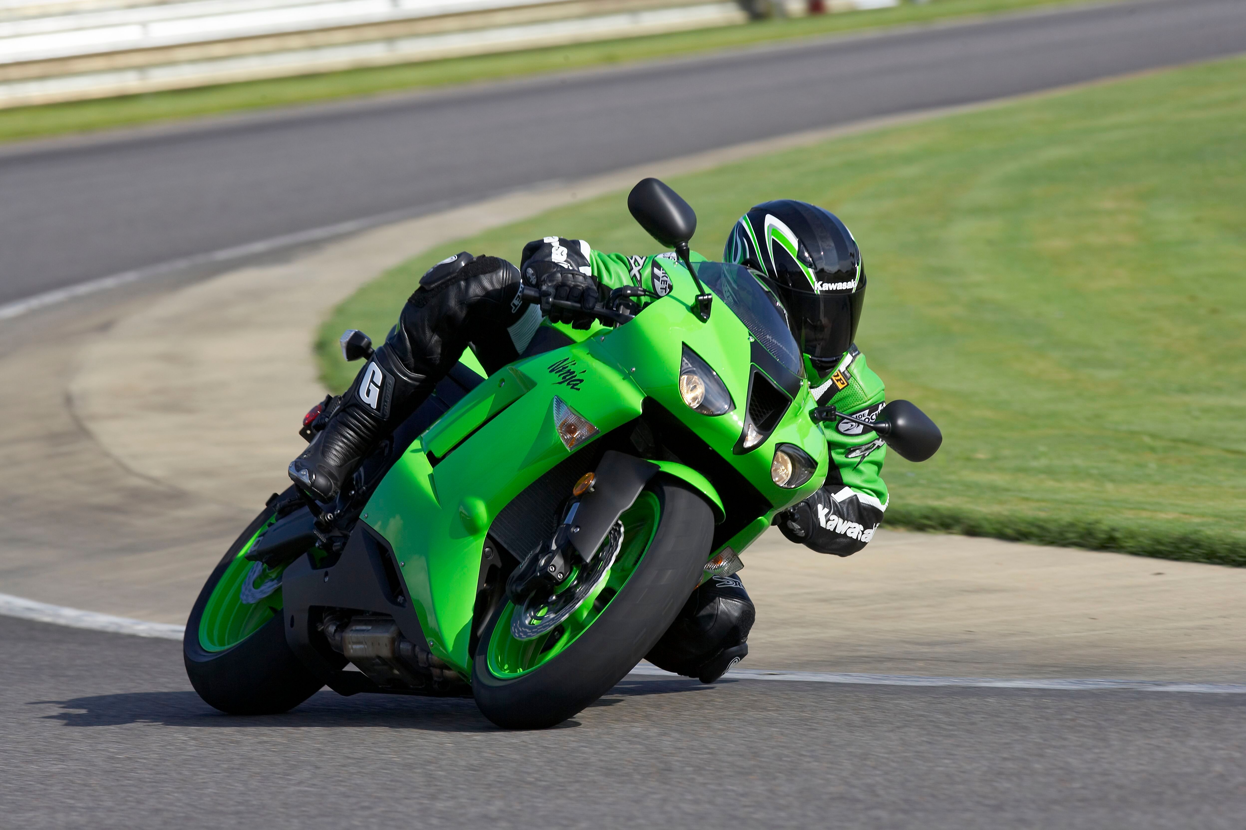 2008 Kawasaki Ninja ZX-6R cornering