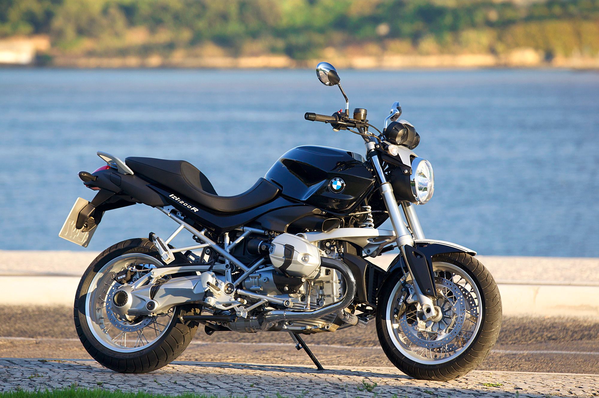 2011 BMW R 1200 R and R 1200 R Classic