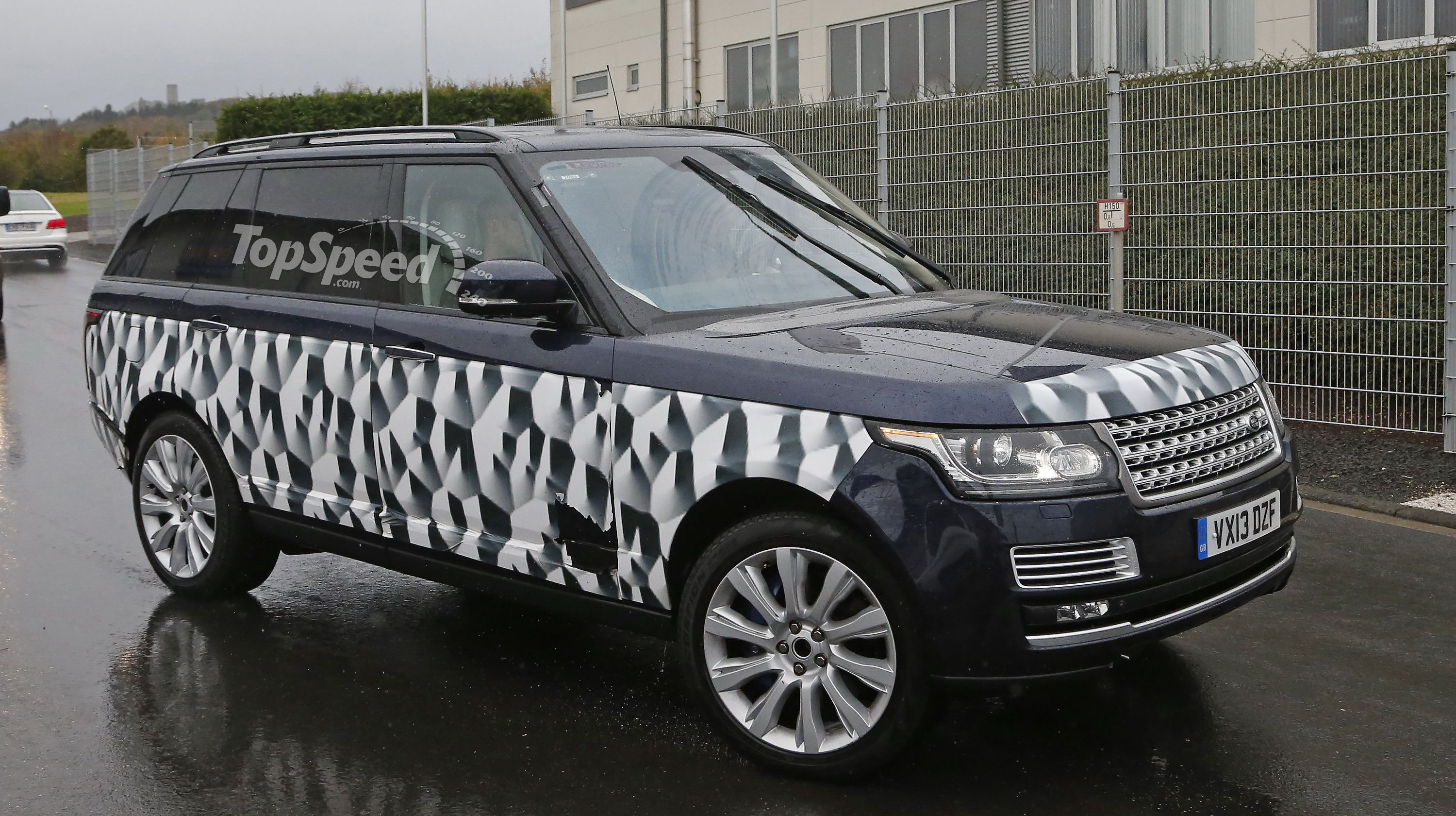  Land Rover is about to give the long-wheelbase Range Rover the SVR treatment. 