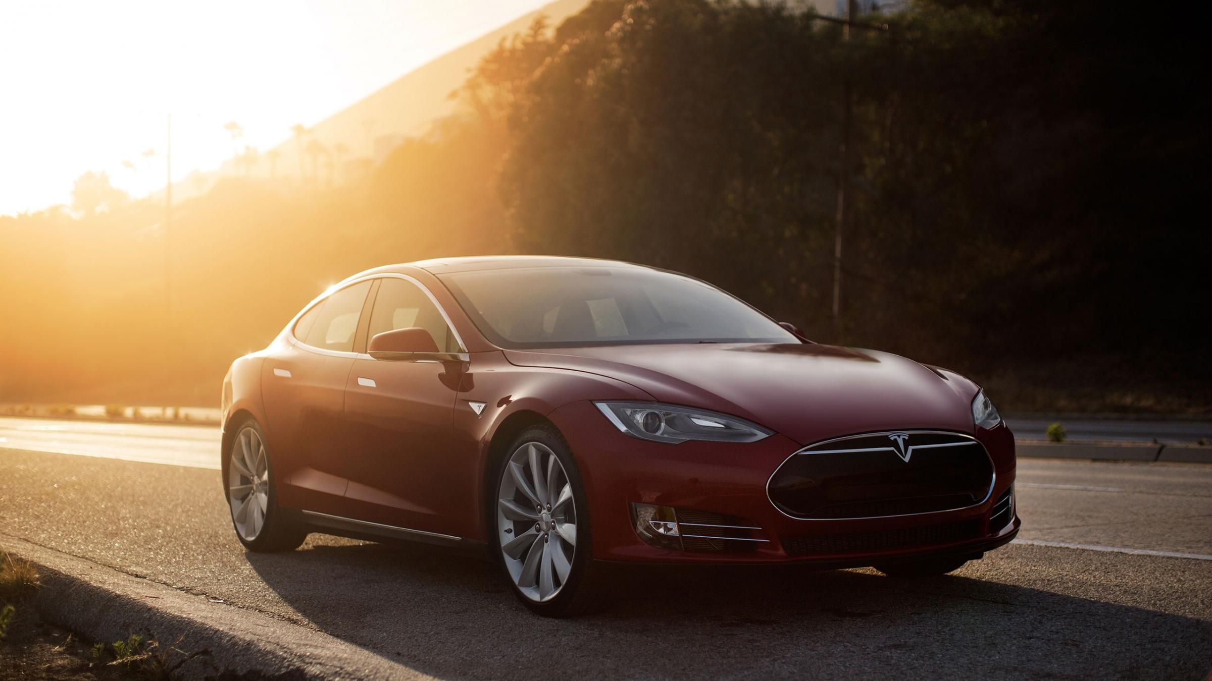 2016 Tesla Model S Driver Crashes Into Car, Blames Autopilot Feature