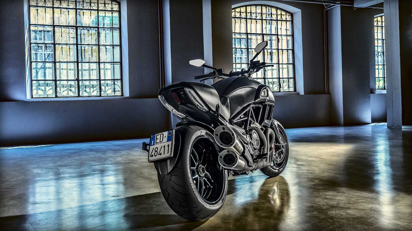 2016 Ducati Diavel Carbon Rear Shot estacionado em um armazém