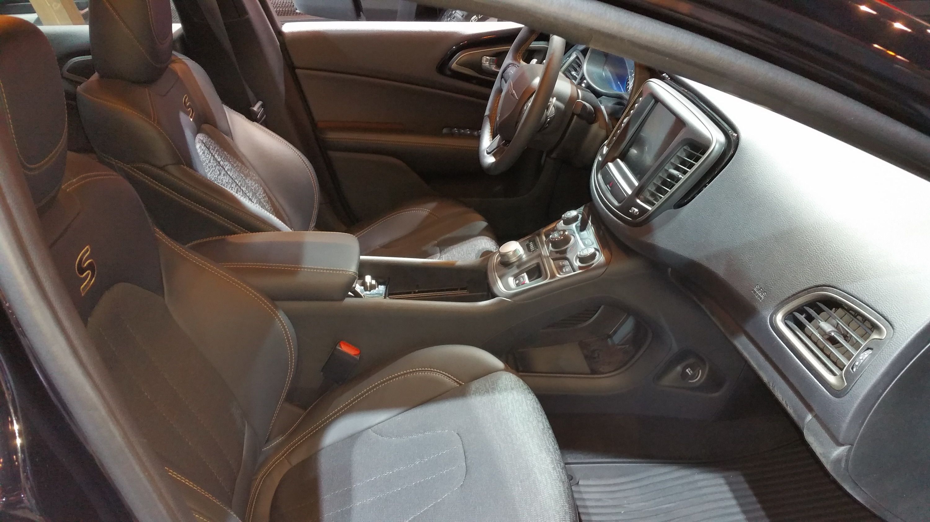 2016 Chrysler 200S Alloy Edition