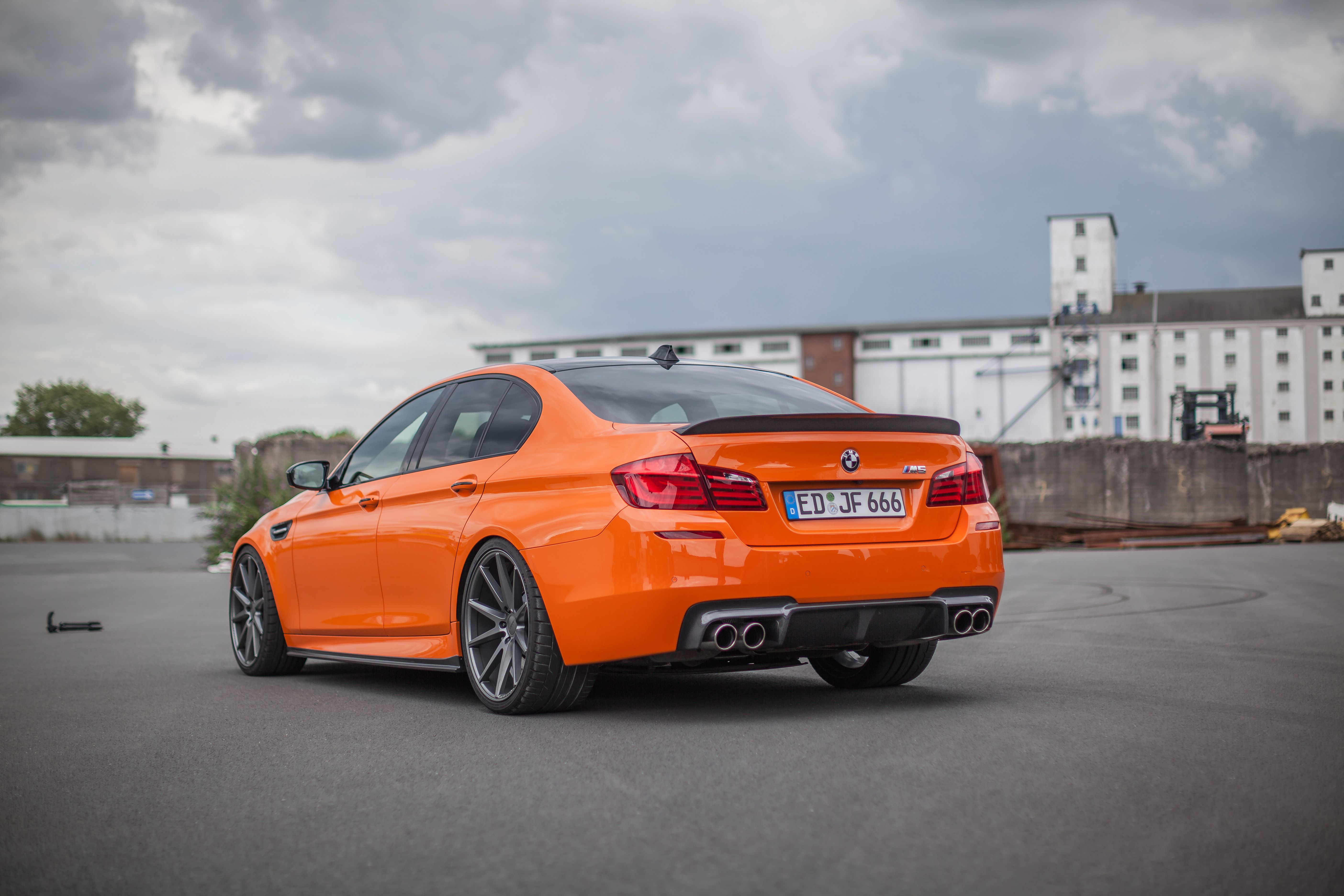 М5 зад. BMW m5 f10 Orange. BMW m5 f90 оранжевая. BMW m5 2016. БМВ м5 ф10 оранжевая.