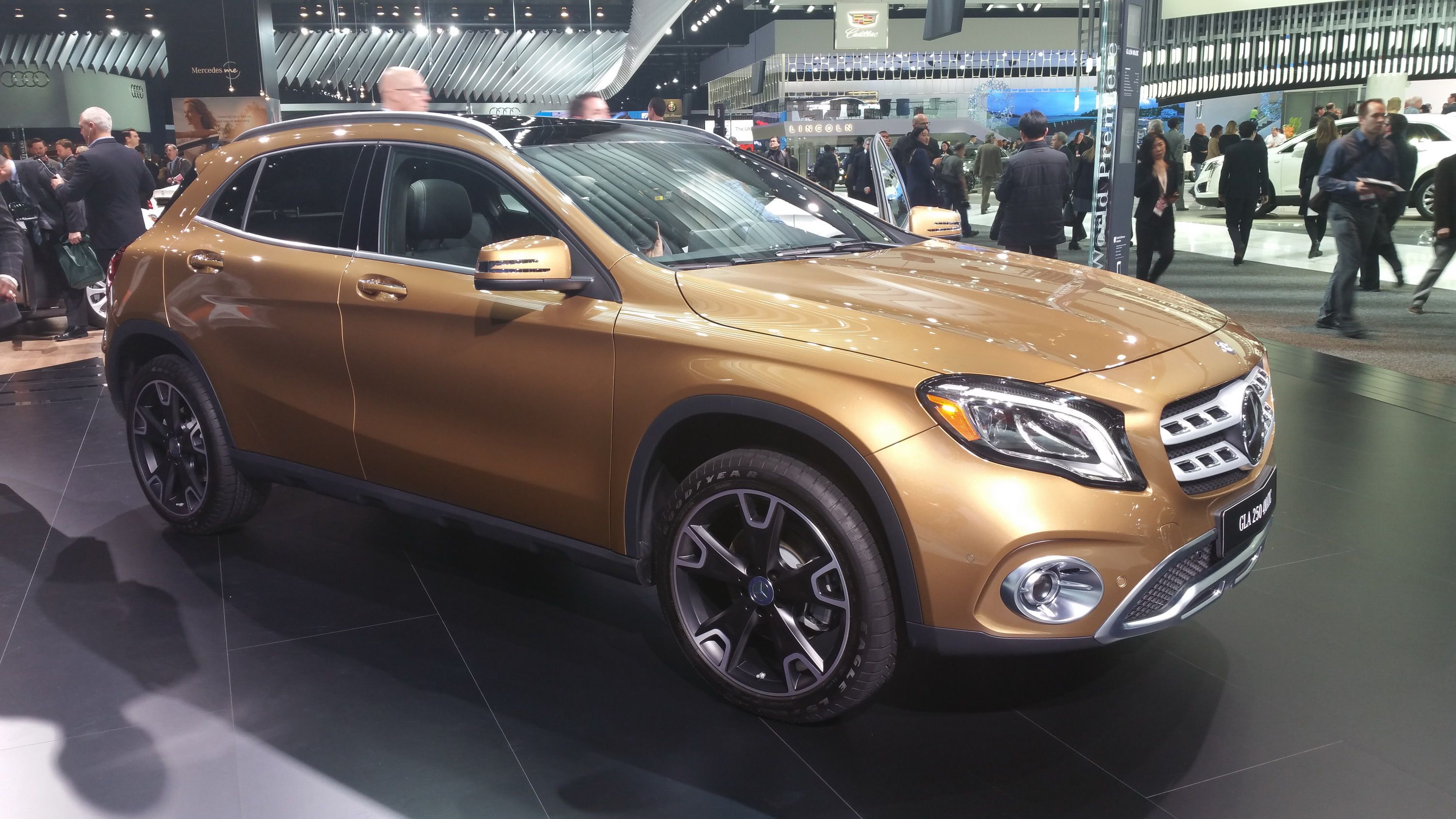 2017 Updated Mercedes GLA and AMG GLA45 Get New Features; Design Almost Unchanged
