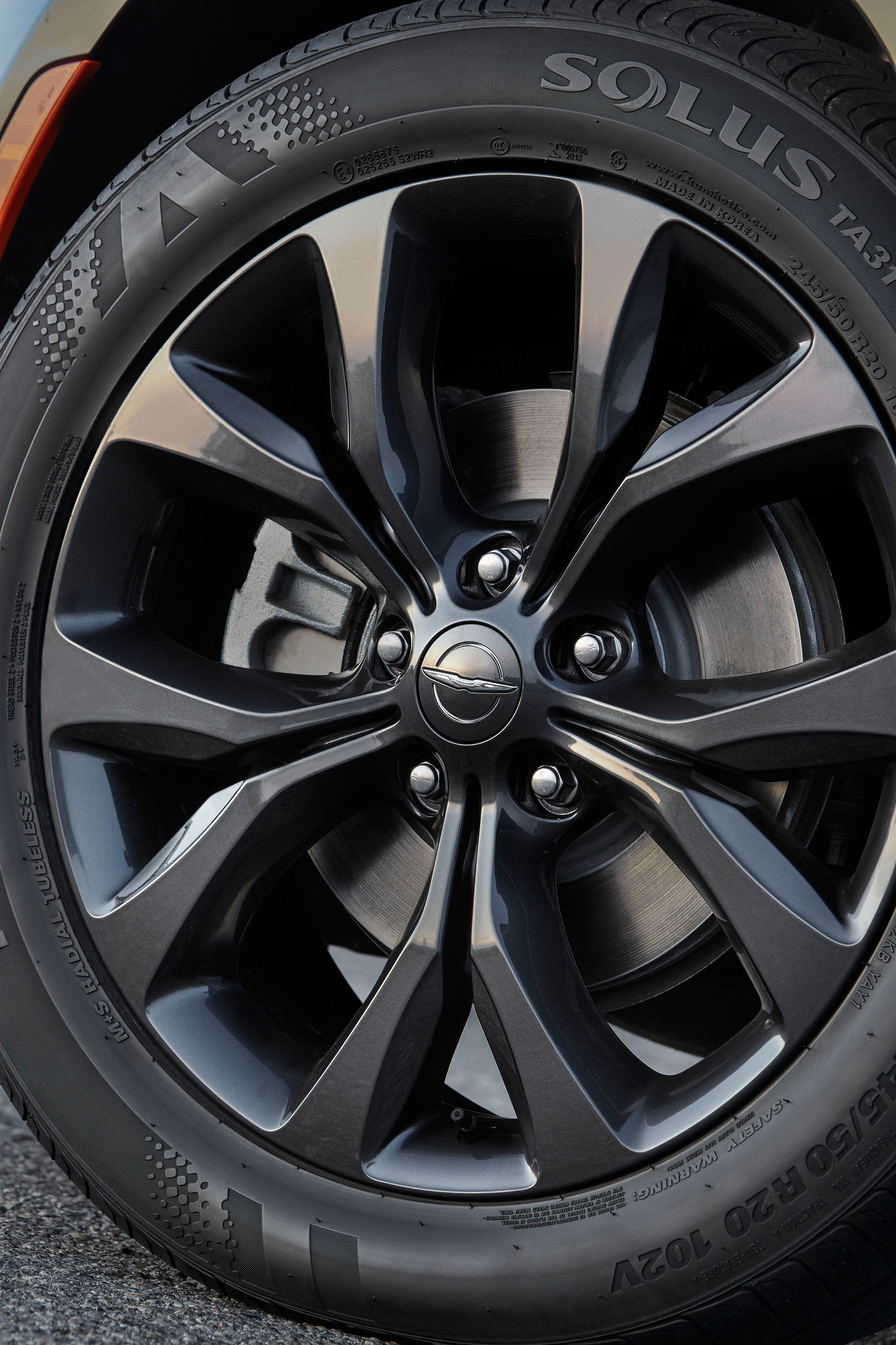 18-inch wheels in Black Noise finish